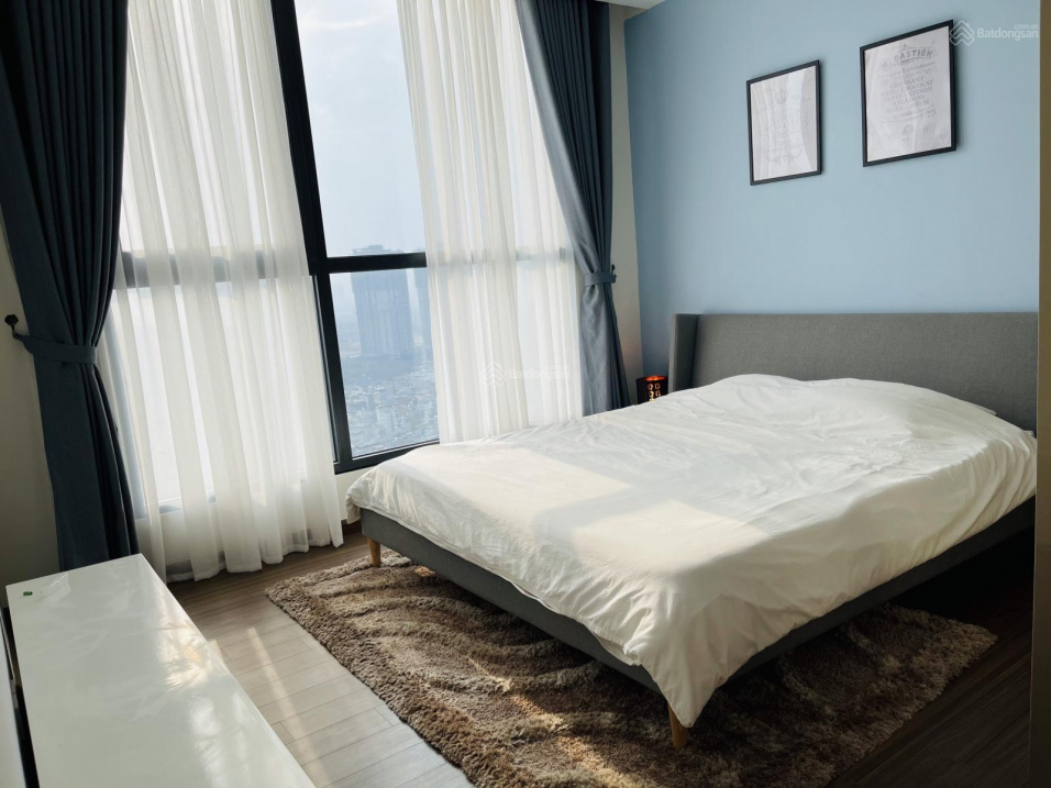 4-Bedroom Corner Apartment with City Views