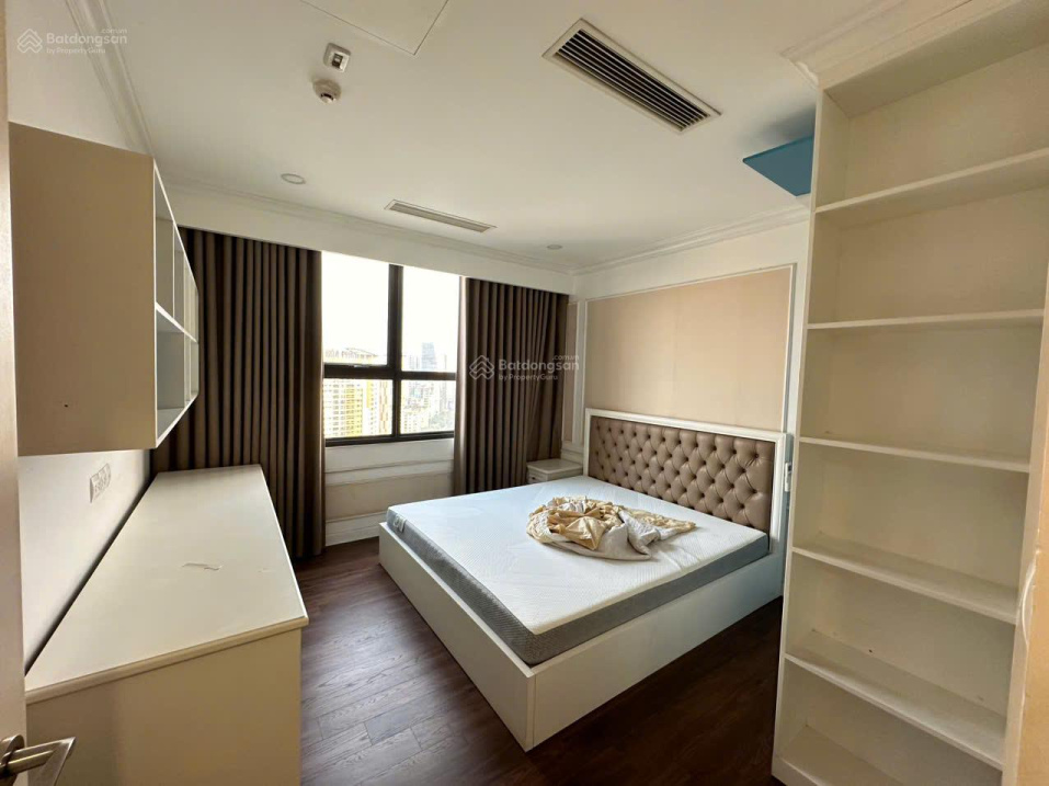 Luxurious 5-Bedroom Apartment with Designer Interior