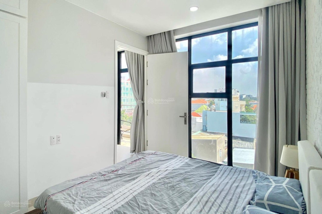 Modern Studio with Balcony and Full Amenities