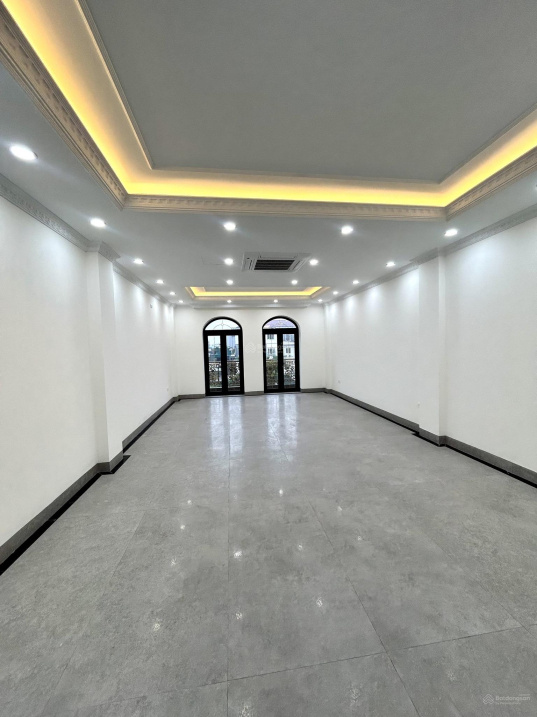 Modern Office Building with Two-Way Access