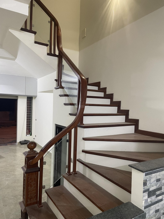 Modern 4-Floor Office Space with Large Rooms
