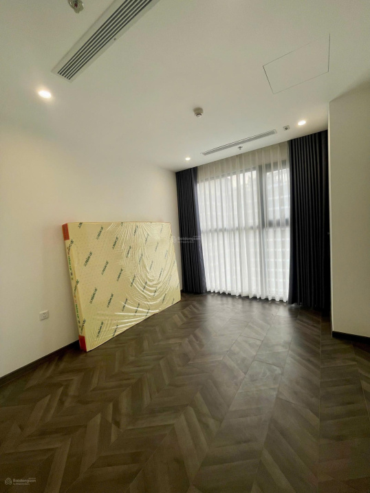 Modern 1 Bedroom Apartment with Balcony