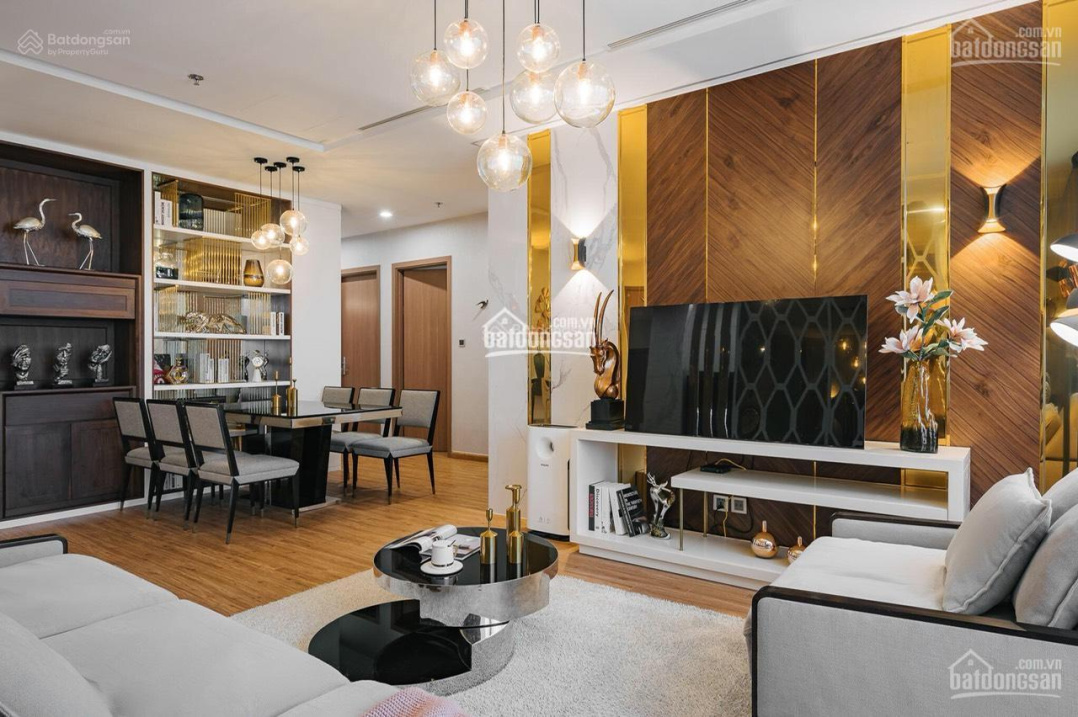 Luxury 2-Bed Apartment with West Lake View
