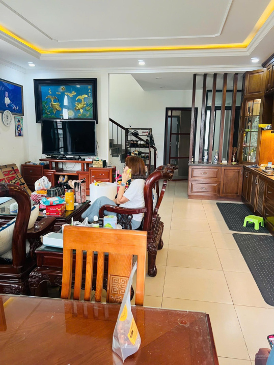 Corner House with Business Space and 5 Rooms