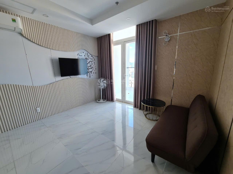 Modern 2-Bedroom Apartment with Designer Interior