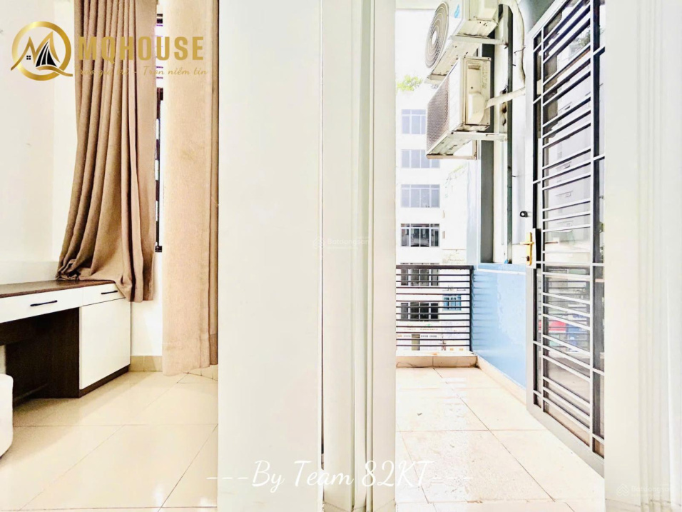 Modern 1 Bedroom Apartment with Balcony