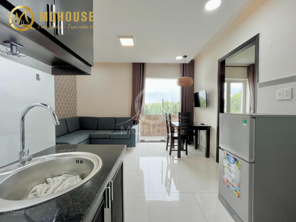 Modern Furnished Studio Near Airport with Park View