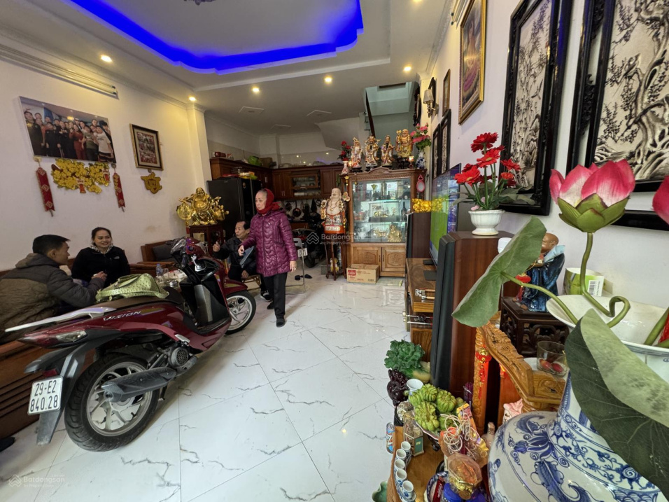 Spacious Commercial Space in Prime Location