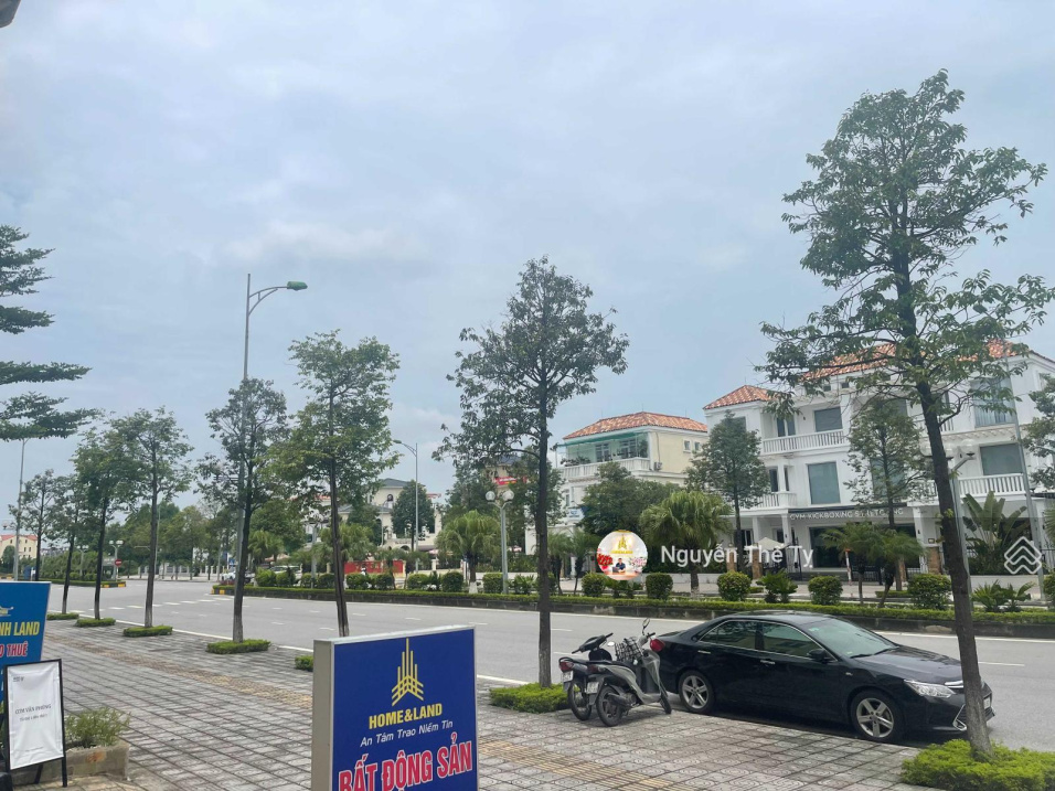 Spacious 460m² Corner Villa Near Main Road