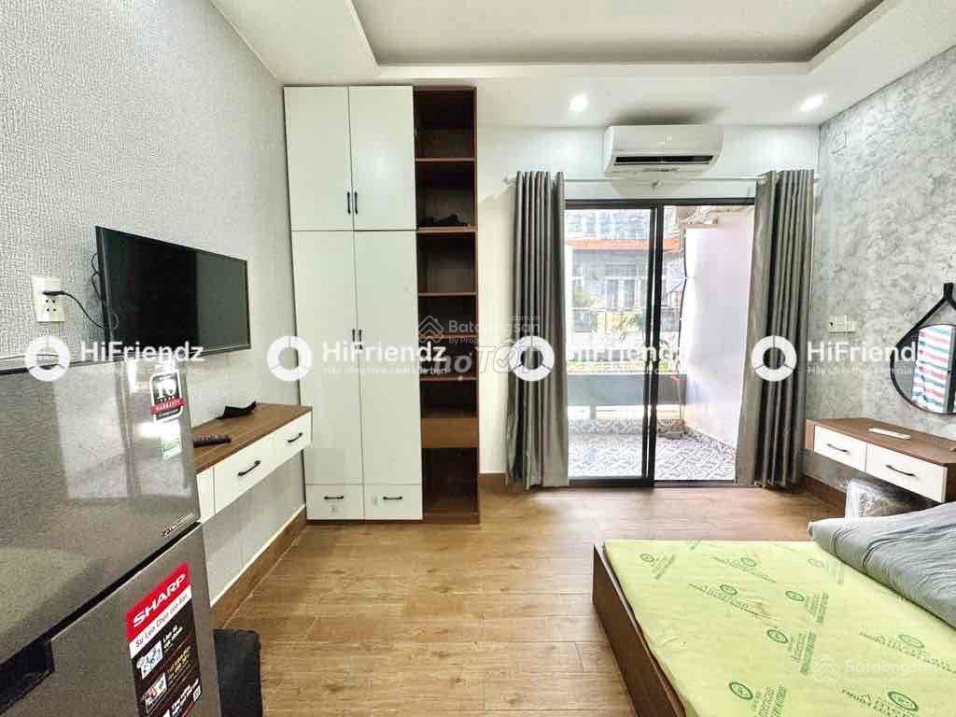 Modern Studio with Balcony in Phu Nhuan District