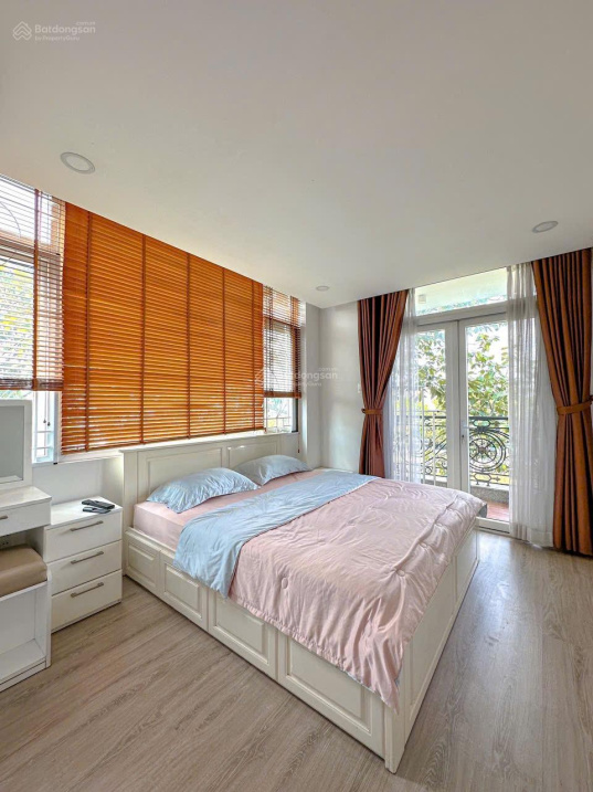 Modern Furnished Apartment with Balcony in District 1