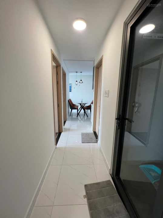 Modern 3-Bedroom Apartment with Lake View