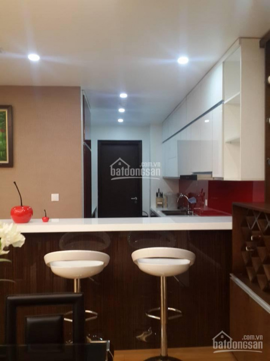 Luxurious 2-Bedroom Mandarin Apartment with Designer Interior