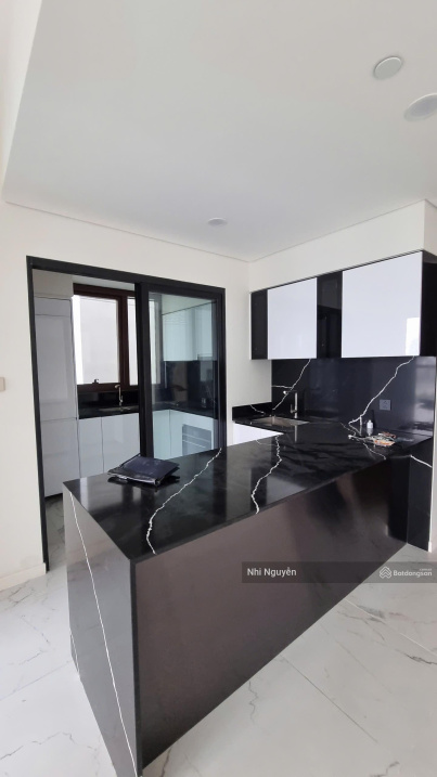 Luxurious 3-Bedroom Metropole Apartment with City Views