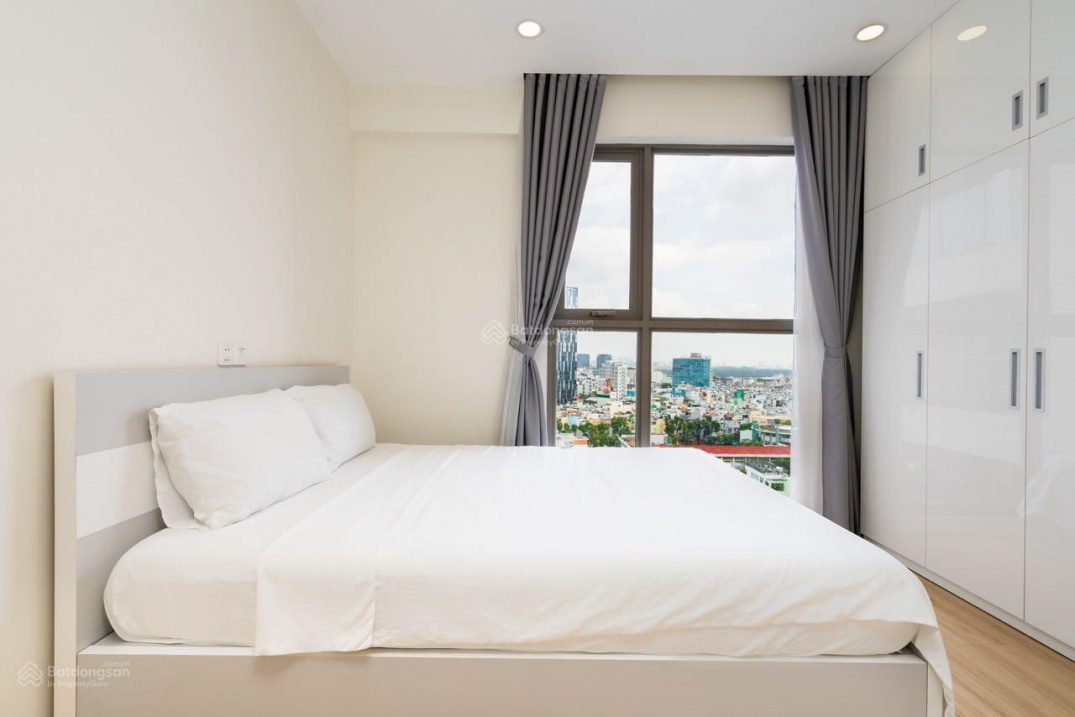 Modern 2-Bed Millennium Apartment with Pool View