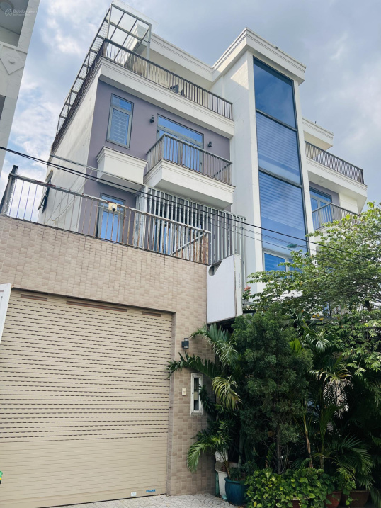 Corner House with Business Space and 5 Rooms