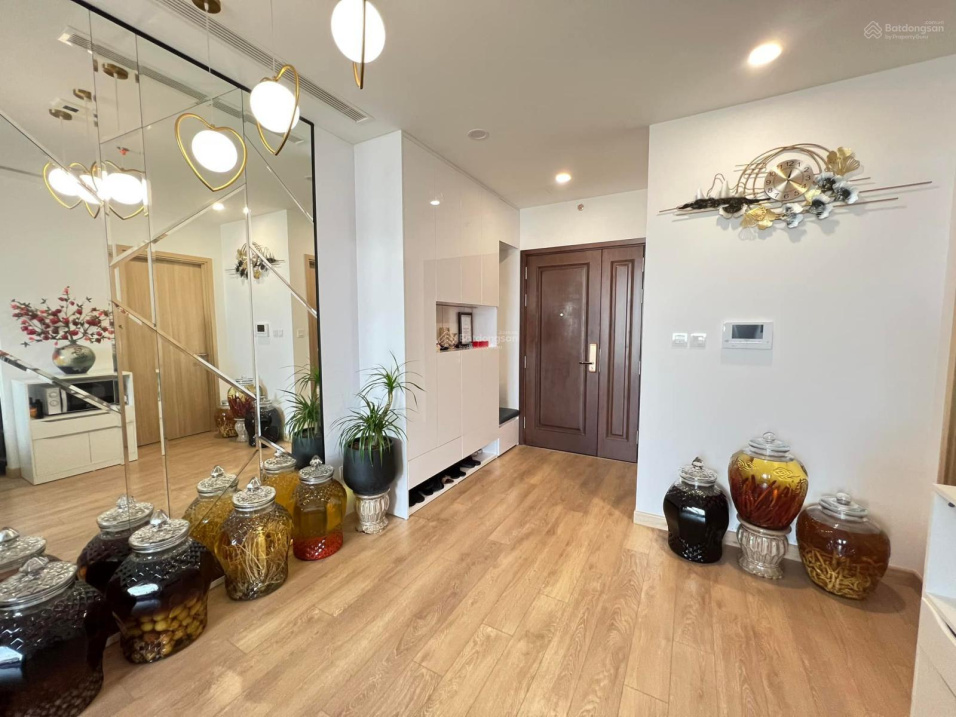 Modern 2-Bed Apartment with City Views