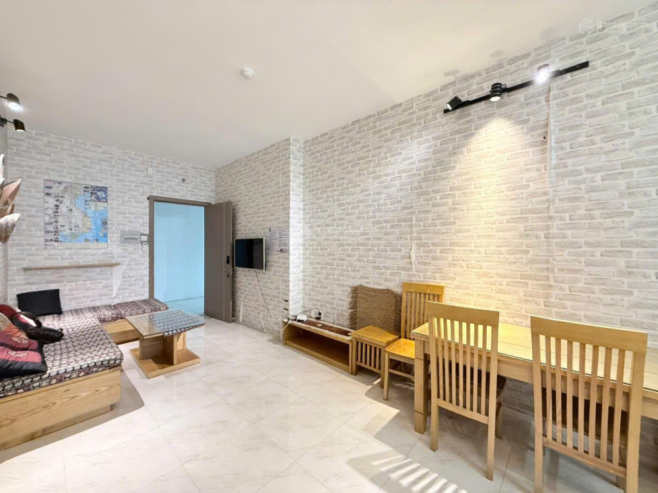 Mid-Floor Apartment with Diagonal Sea View