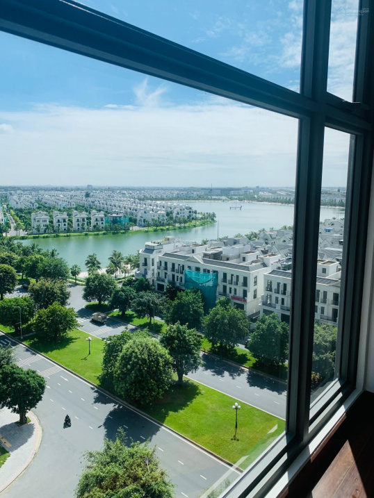 Modern 1-Bedroom Apartment with Lake View