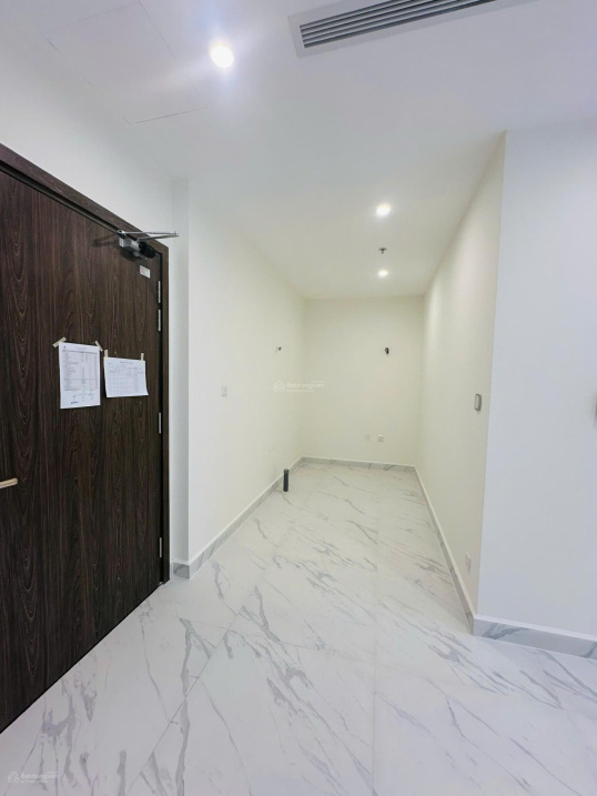 Modern 1BR Beverly Vinhomes Apartment with Balcony