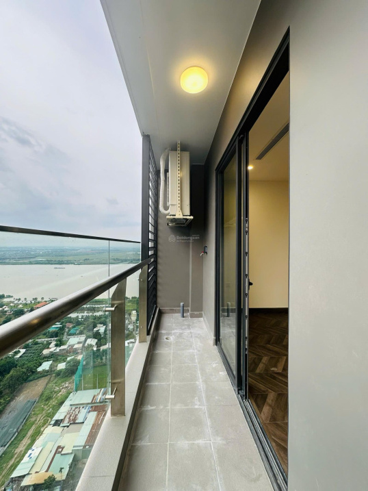 Modern 1BR Beverly Vinhomes Apartment with Balcony
