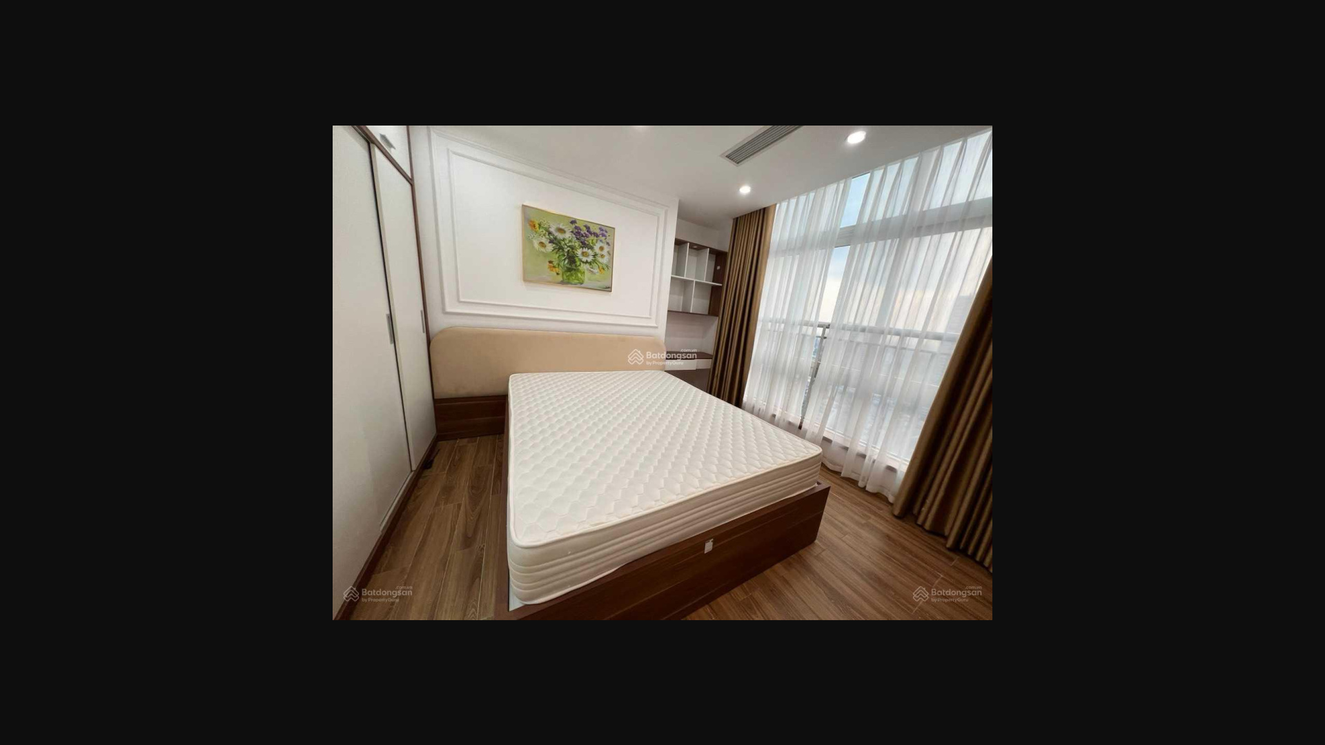 Luxury 2-Bed Apartment with Park View