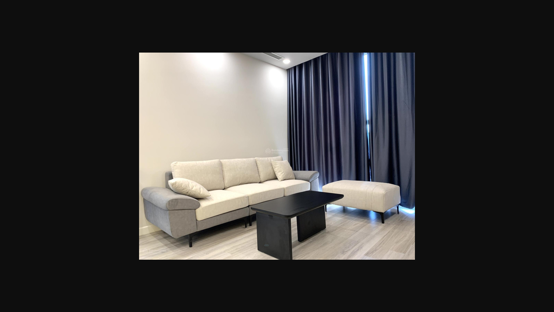 Modern 1-Bed Apartment with Lake View