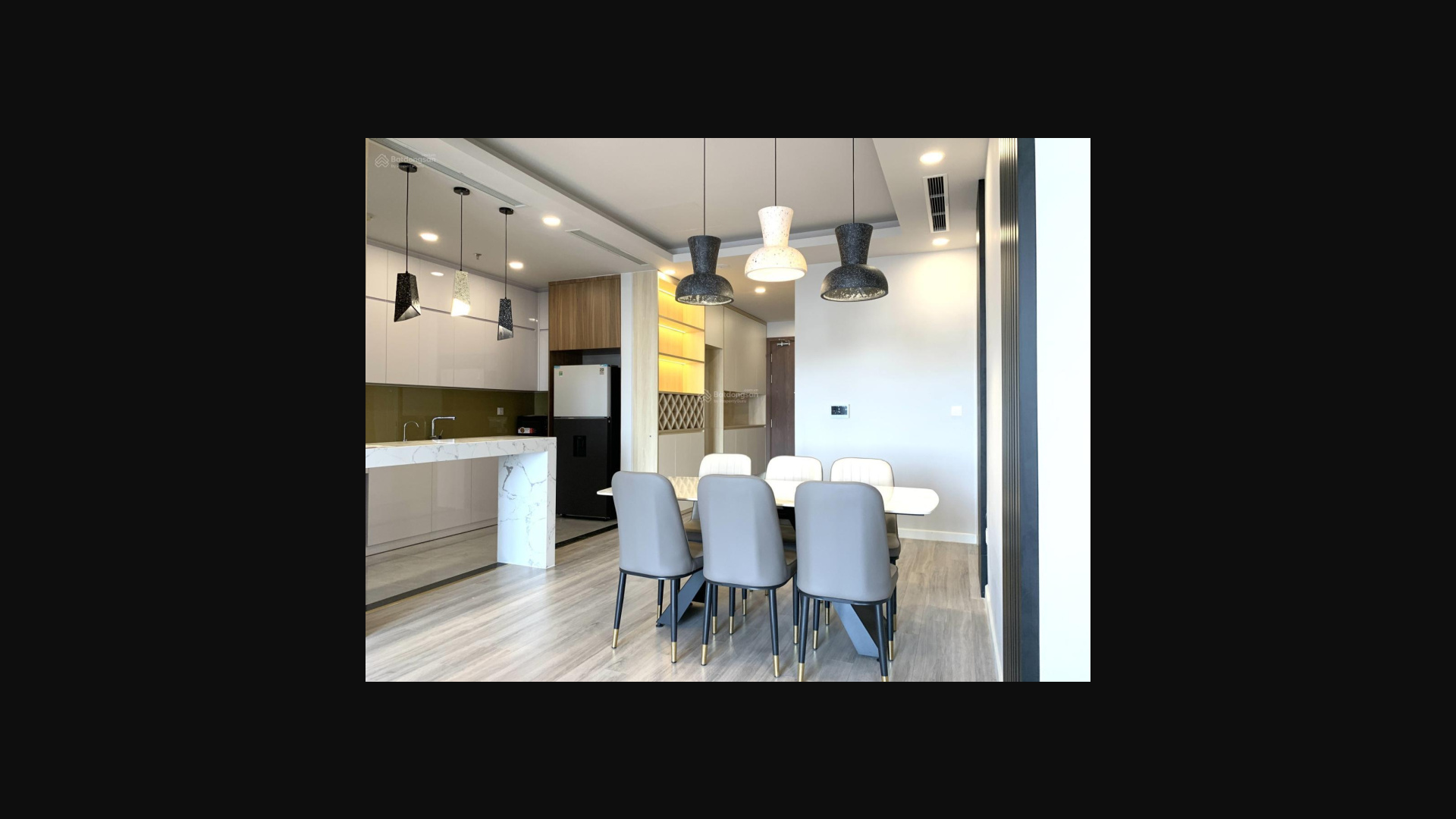 Modern 1-Bed Apartment with Lake View