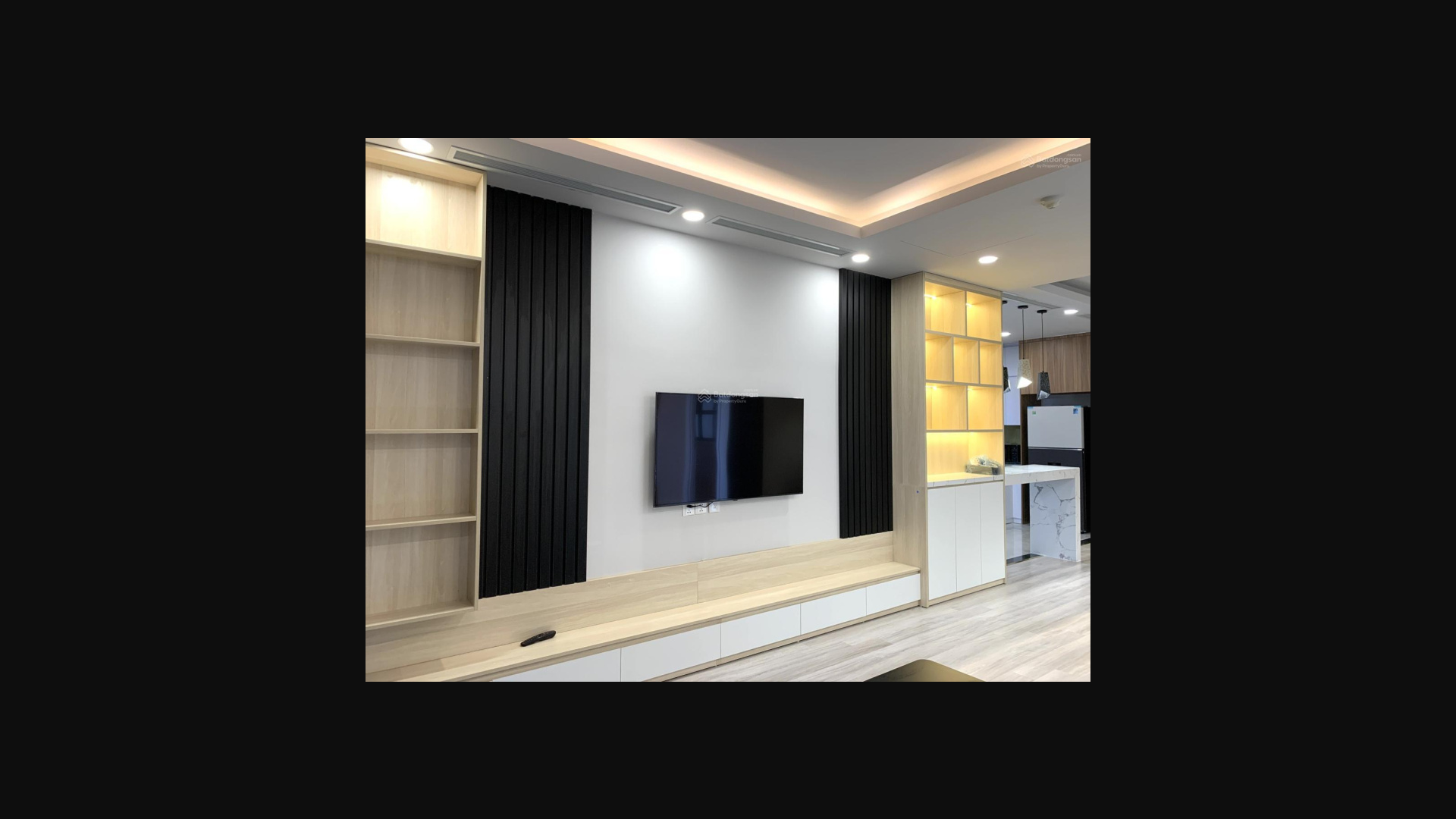 Modern 1-Bed Apartment with Lake View