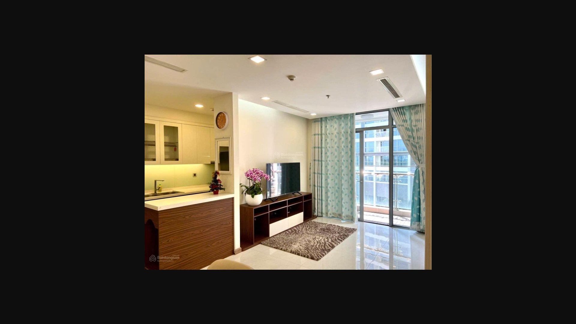 Modern 2BR Vinhomes Apartment with River View