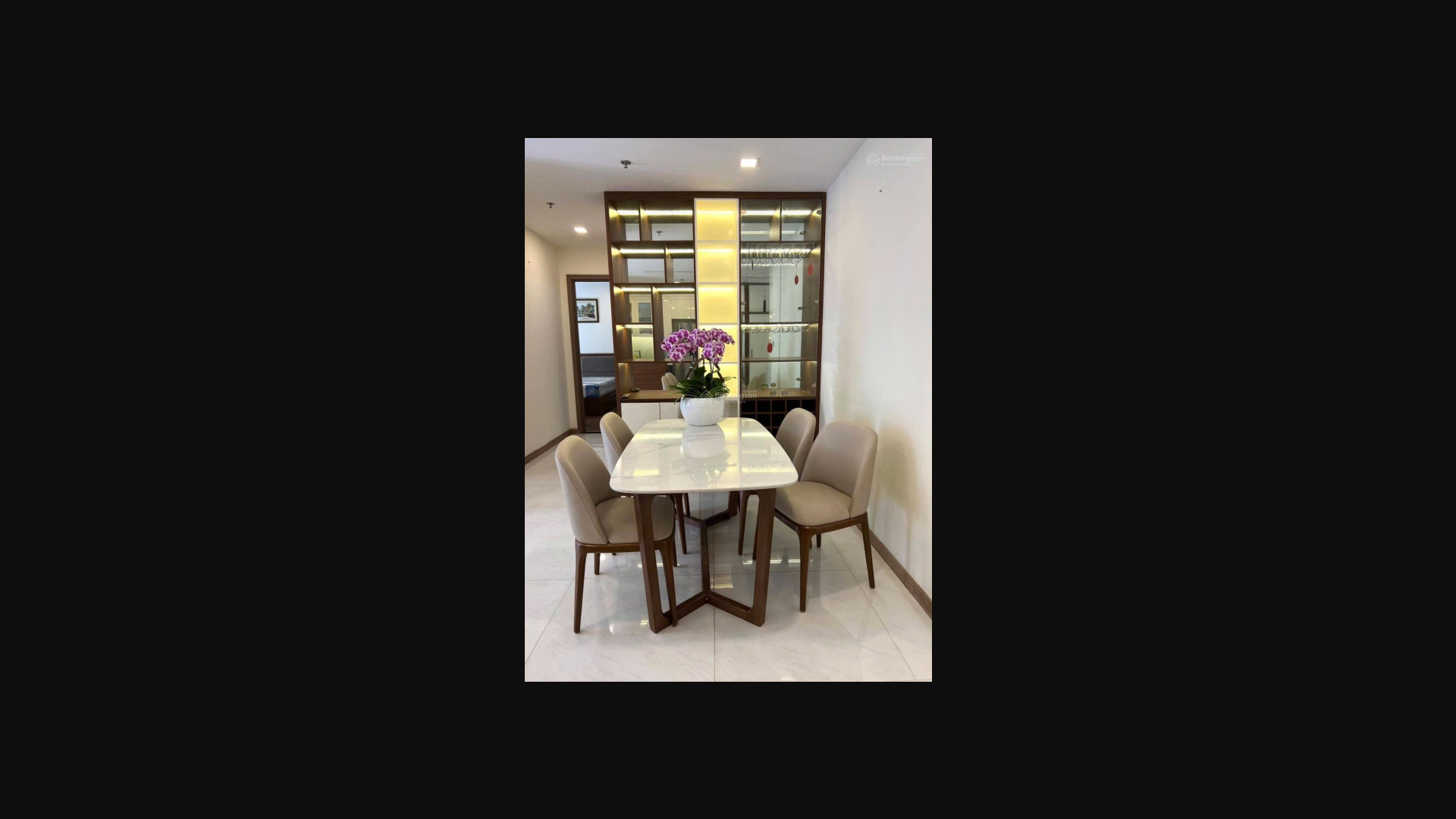 Modern 2BR Vinhomes Apartment with River View