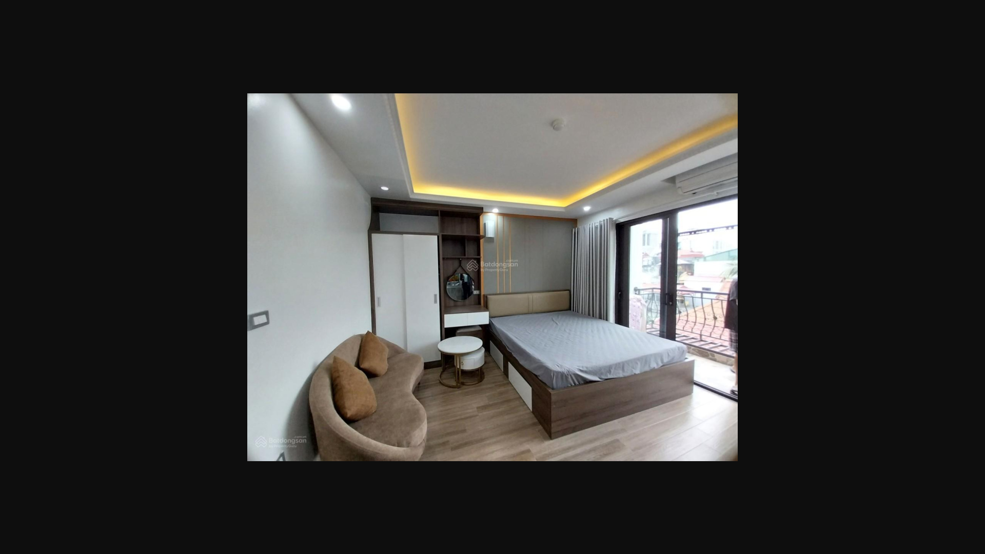 Modern Furnished Apartment with Lake View