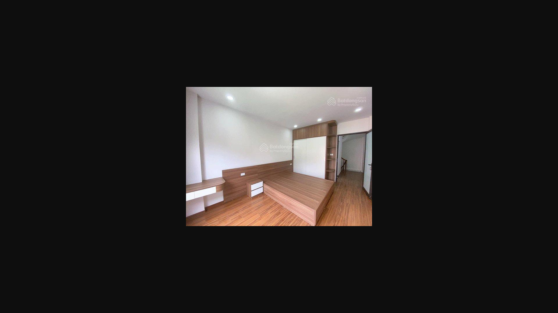 50m² Loft with Mezzanine and Wide Street Access