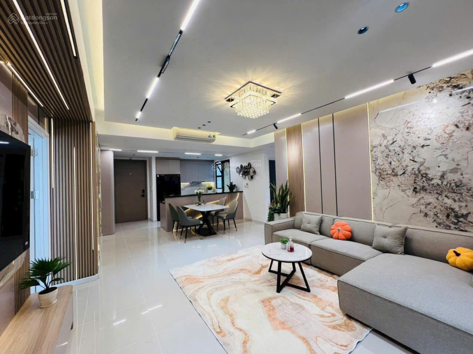 Modern 2-Bed Apartment with Pool View