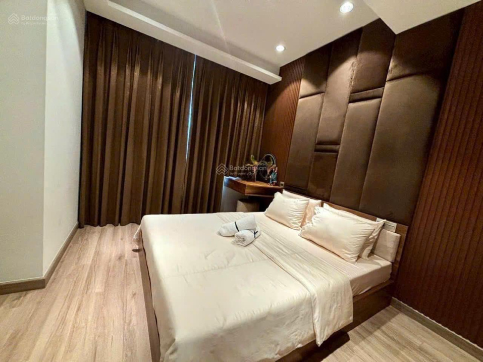 Modern 2-Bed Apartment with Pool View