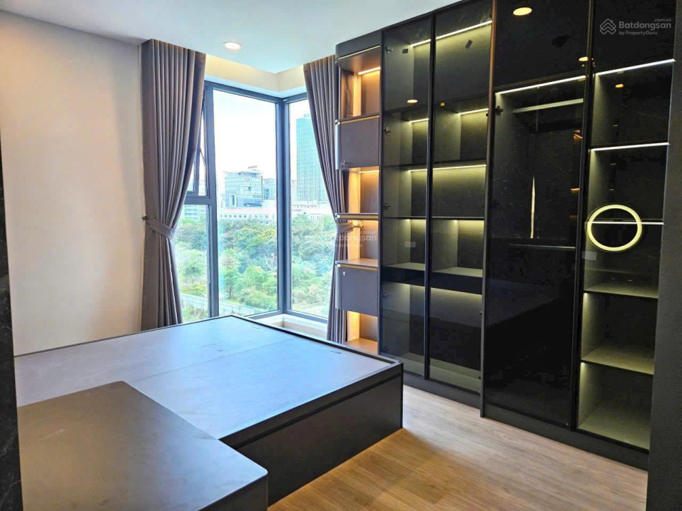 Modern 2-Bed Apartment with Pool View