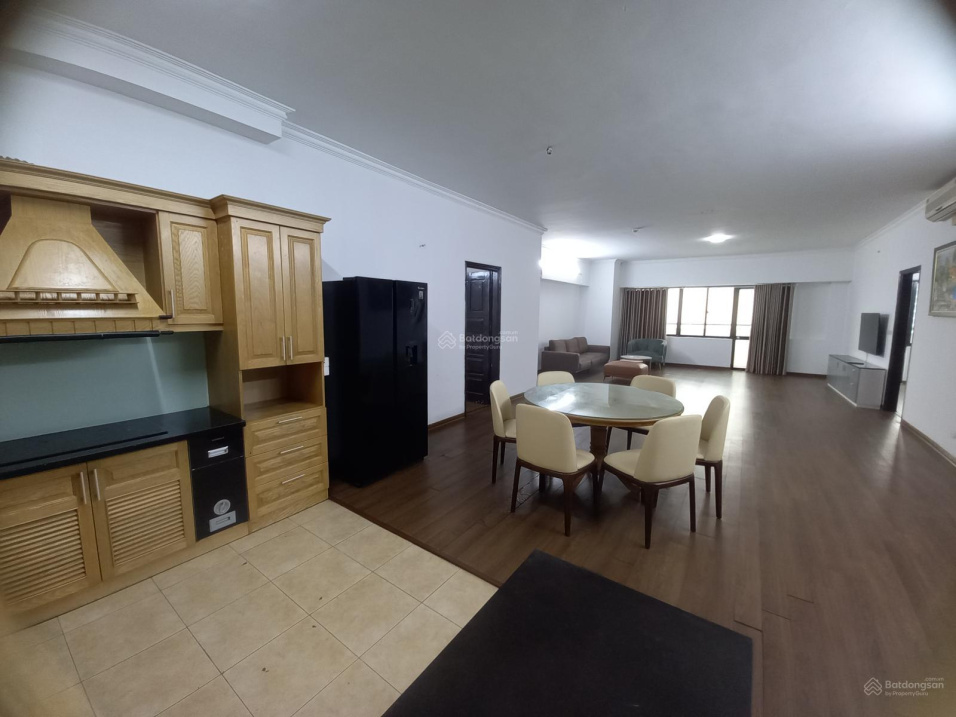 Large 4-Bedroom Apartment with Modern Furnishings