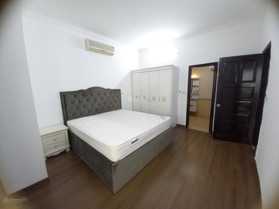 Large 4-Bedroom Apartment with Modern Furnishings