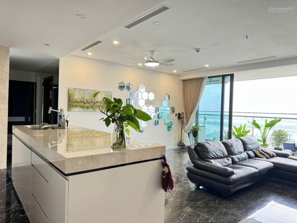 Luxurious Sunshine Golden River Apartment with Views