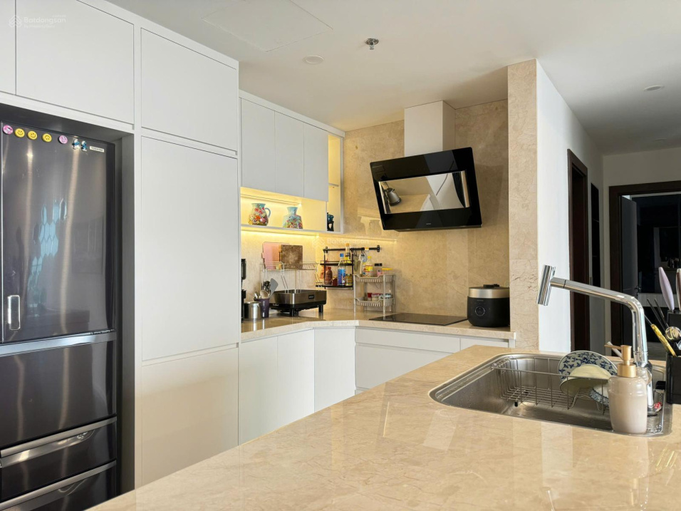 Luxurious Sunshine Golden River Apartment with Views