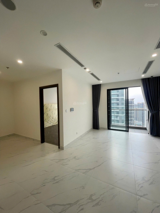 Modern 1 Bedroom Apartment with Balcony