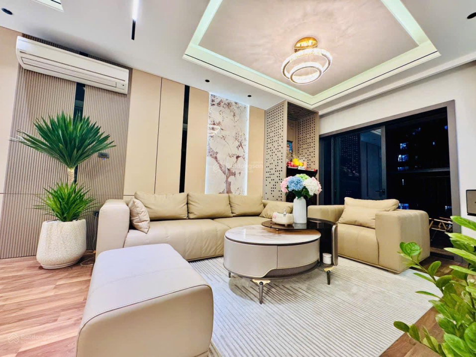 Spacious 3-Bedroom Apartment with Modern Furnishings
