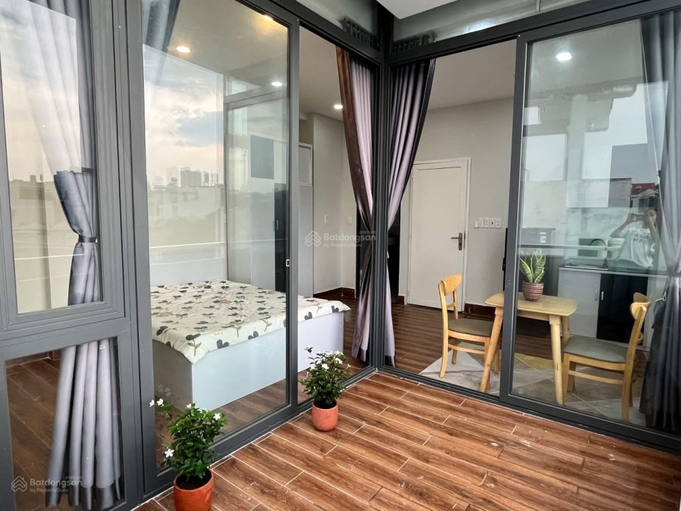 Modern Apartment Near Saigon Bridge with Pet-Friendly Policy