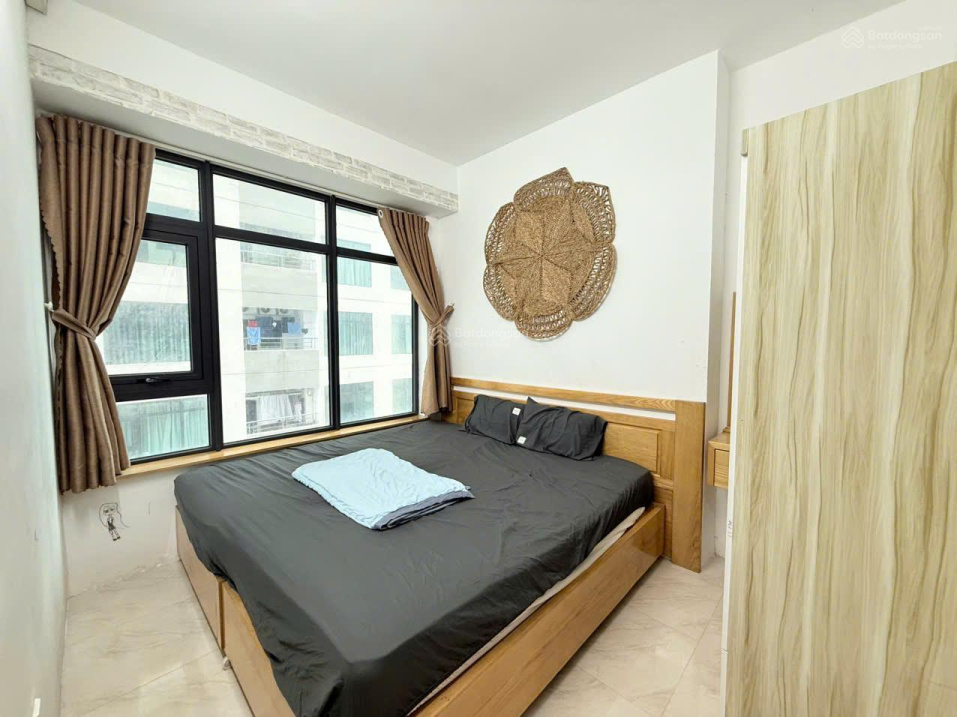 Mid-Floor Apartment with Diagonal Sea View