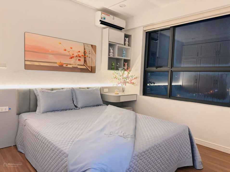 Modern 2-Bedroom Apartment with West Lake View