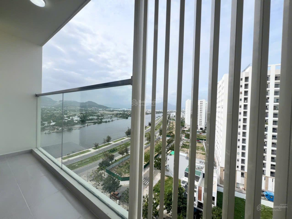 Luxury Riverside 2-Bed Apartment with Sea View