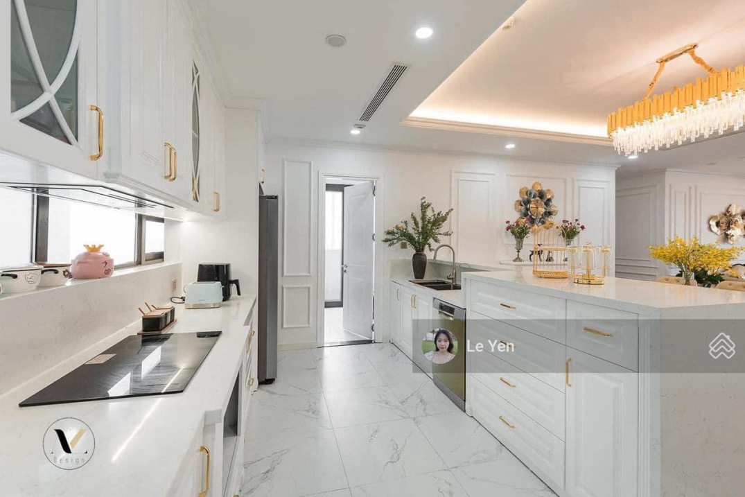 Luxurious 3-Bedroom Apartment with Lake View