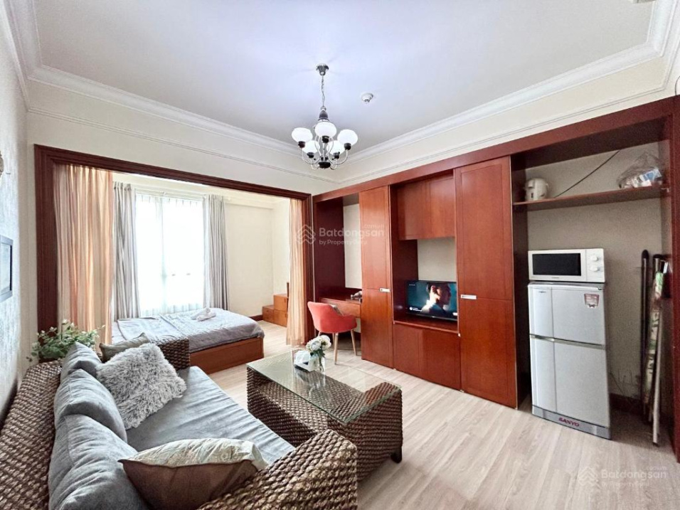 Furnished 2-Bed Apartment with Green Courtyard View