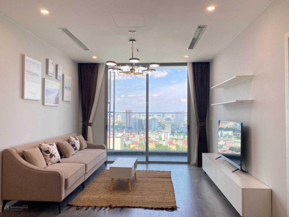 Luxurious 3-Bedroom Apartment with City Views