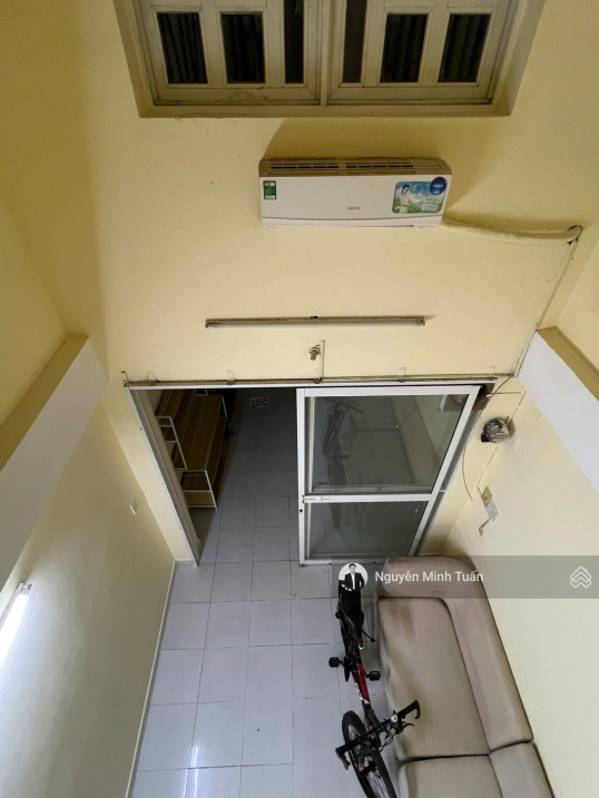 Spacious Commercial Property in Busy Neighborhood